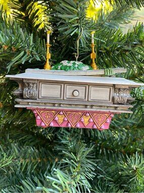 NWT Hallmark Disney Haunted Mansion Coffin in the Conservatory ornament